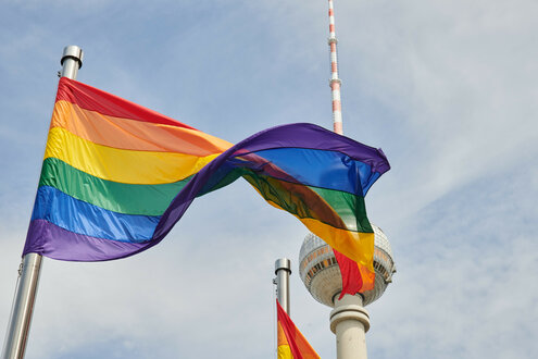 Eine Regenbogenfahne weht vor dem Fernsehturm