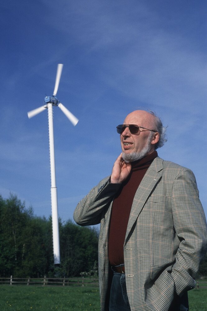 Porträt von Dietrich Koch vor einem Windrad