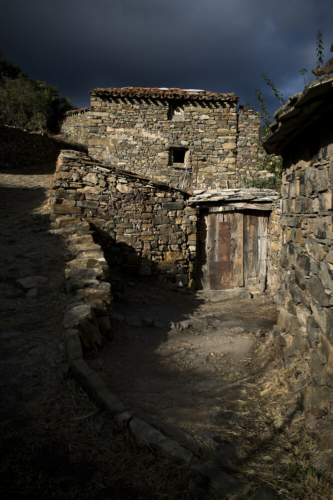 Blick auf ein altes Steinhaus in einem Dorf in der Provinz Soria