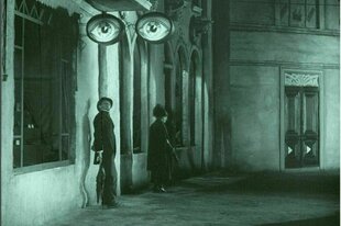 Szenenbild aus dem Stummfilm "Die Straße"