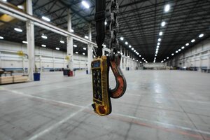 Haken hängt iin einer leeren Fabrikhalle von der Decke