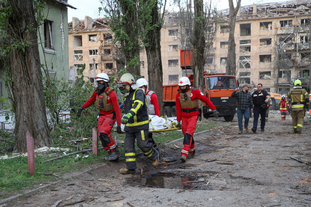 Sanitäter nach einem russischen Angriff in der ukrainischen Hauptstadt Kyjiw