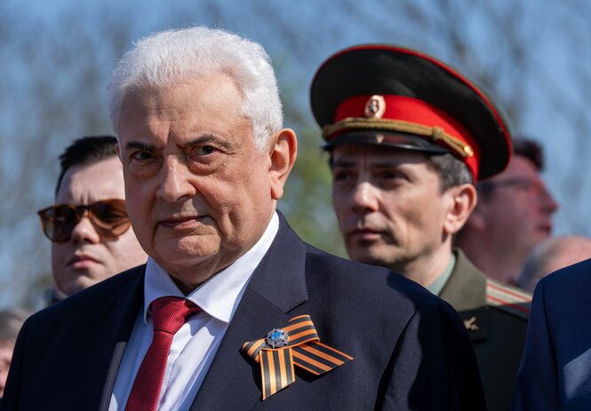 Der russische Botschafter in Nahaufnahme mit weißem kurzen Haar und Anzug