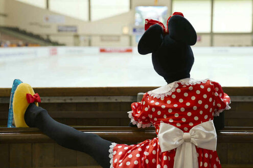 Eiskunstläuferin im Micky-Maus-Kostüm