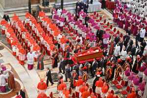 Der Sarg des toten Papstes wird durch eine Menge Geistlicher getragen