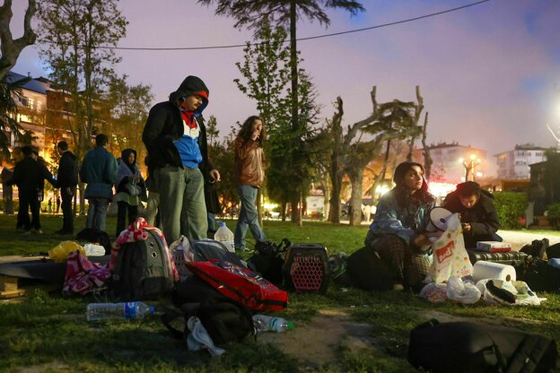 Menschen in Istanbul campieren im Freien aus Angst vor einem erneuten Erdbeben