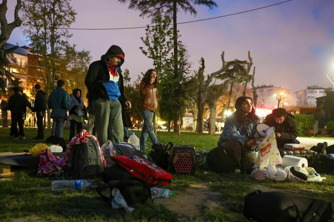 Menschen in Istanbul campieren im Freien aus Angst vor einem erneuten Erdbeben