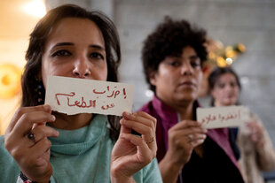 Die ägyptische Journalistin Mona Selim hält ein Schild "Hungerstreik" als Protest für die Freilassung eines Kollegen