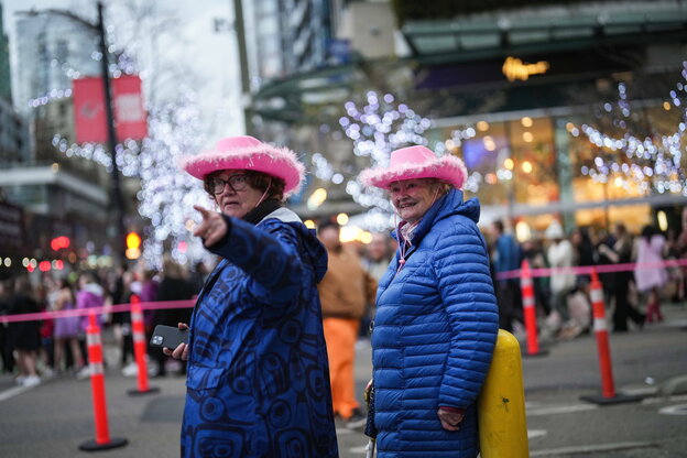 Ältliche Taylor Swift Fans mit seltsamen Kopfbedeckungen, aufgenommen in Vancouver, Kanada