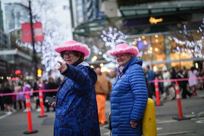 Ältliche Taylor Swift Fans mit seltsamen Kopfbedeckungen, aufgenommen in Vancouver, Kanada