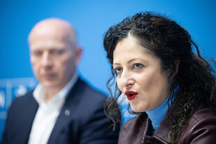 Sozialsenatorin Cansel Kiziltepe (SPD) und der Regierende Bürgermeister Kai Wegner (CDU)