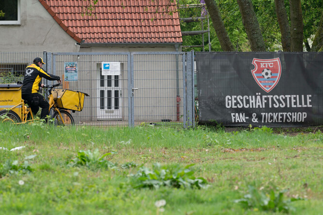 Ein Briefträger vor der Geschäftsstelle des KFC Uerdingen