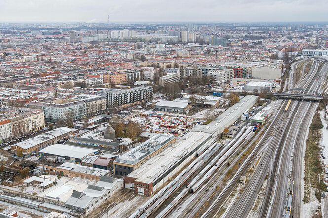 Eun Luftbild zeigt den Stadtteil Berlin-Friedrichshain, im Vordergrund die Gleise Richtung Bahnhof Ostkreuz