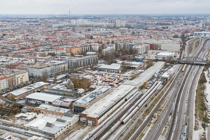Eun Luftbild zeigt den Stadtteil Berlin-Friedrichshain, im Vordergrund die Gleise Richtung Bahnhof Ostkreuz