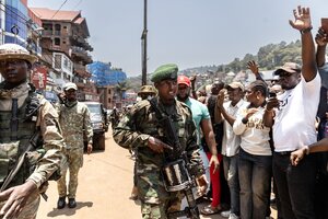 Soldaten vor jubelnden Menschen