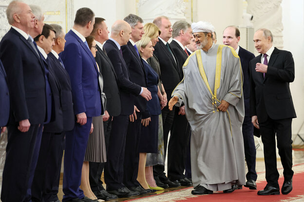 Wladimir Putin mit dem Sultan von Oman und russischen Eliten