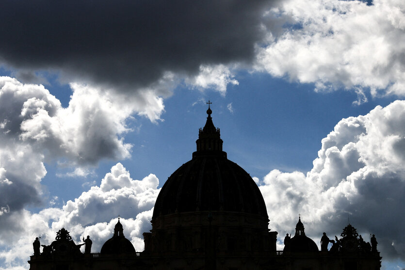 Die Silhouette des Petersdoms