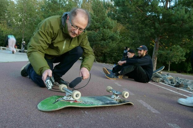Jazzmusiker Brody nimmt Geräusche am einem Skateboard auf