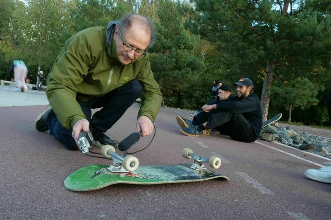 Jazzmusiker Brody nimmt Geräusche am einem Skateboard auf