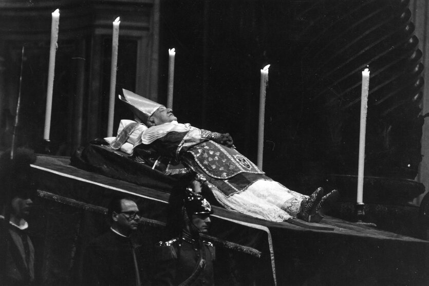 Papst Johannes XXIII. aufgebart im Petersdom im Juni 1963