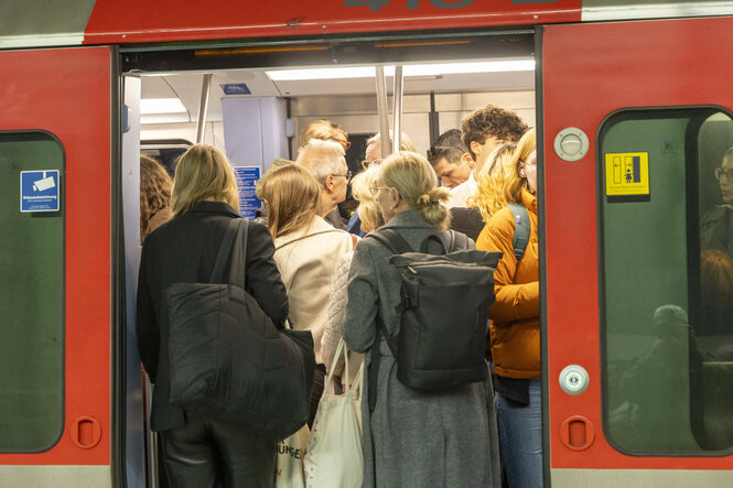 Eine vollbesetzte U-Bahn in Hamburg
