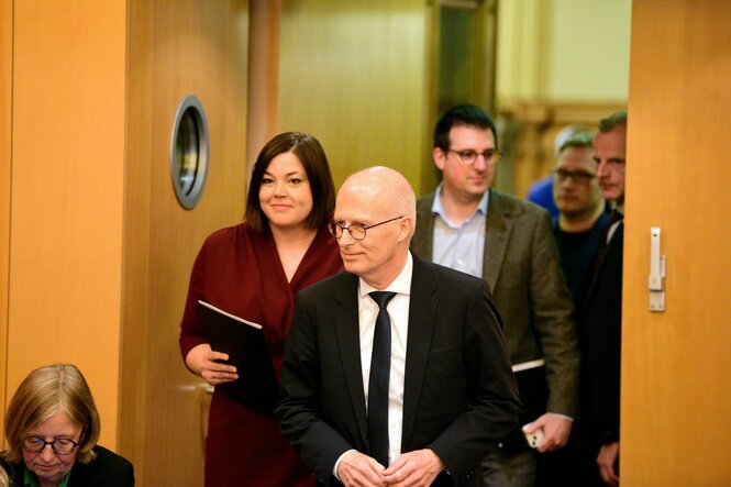 Peter Tschentscher und Katharina Fegebank betreten den Rathaussaal