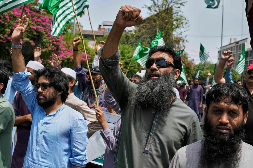 Protestierende recken, während einer Demonstration, die Fäuste in die Luft