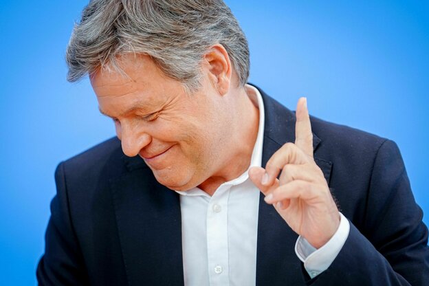 Robert Habeck mit erhobenem Zeigefinger und Blick nach unten