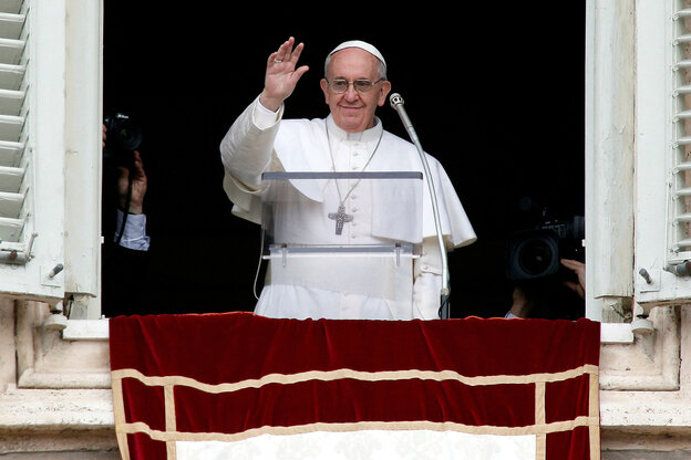 Der neu gewählte Papst Franziskus auf dem Balkon winkt den Gläubigen auf dem Petersplatz zu