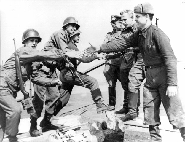 Soldaten reichen sich die Hände