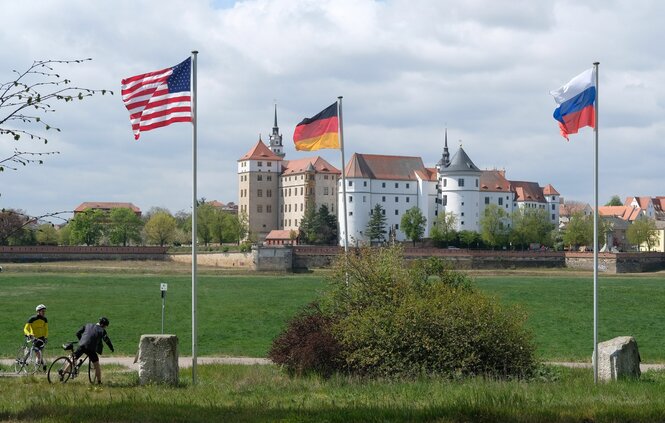 Drei Flaggen vor Schlosss Hartenfels