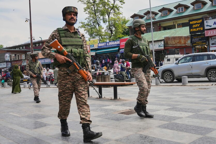 Indische paramilitärische Soldaten patrouillieren auf einem belebten Markt in Srinagar im indisch kontrollierten Kaschmir