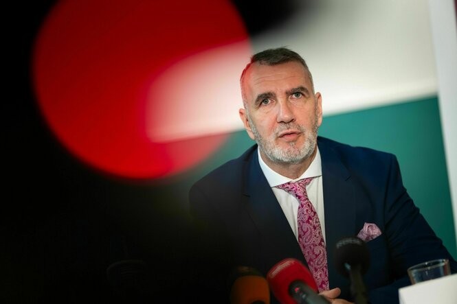 Steffen Schütz, Co-Vorsitzender des BSW Thüringen, spricht während einer Pressekonferenz der Landesvorsitzenden des BSW Thüringen im Vorfeld des Landesparteitags.