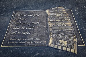 Eine Plakette zur Pressefreiheit auf dem Gehweg bei der New York Public Library