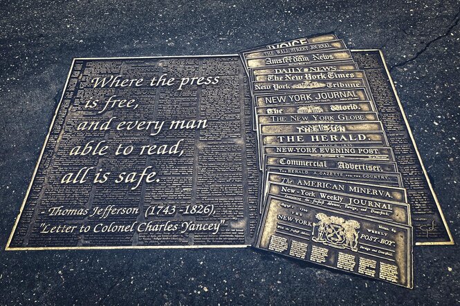 Eine Plakette zur Pressefreiheit auf dem Gehweg bei der New York Public Library