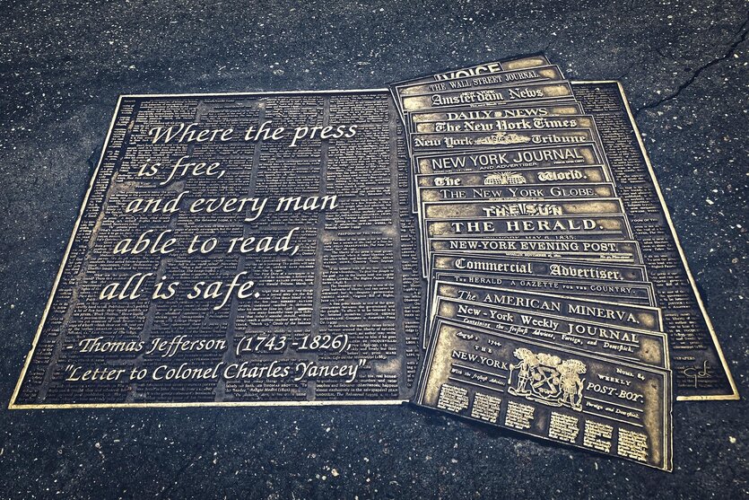 Eine Plakette zur Pressefreiheit auf dem Gehweg bei der New York Public Library