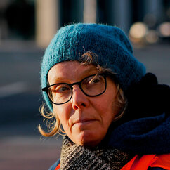 Porträt einer Frau mir Brille und Mütze