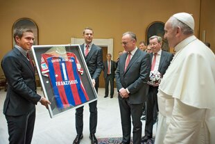 Lahm und Neuer präsentieren dem Papst einen Bilderrahmen mit einem Trikot des FC Bayern München