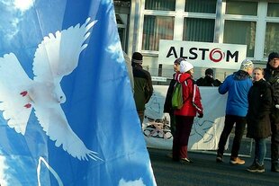 Vor dem Unternehmen Alstom findet eine Kundgebung unter dem Motto «Frieden statt Panzer» statt. Im Vordergrund eine Fahne mit Friedenstaube
