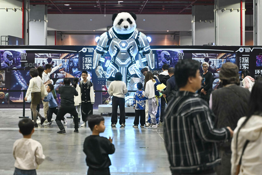 Ein Roboter-Panda auf einer Elektronikshow in Guangzhou, China