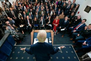 Donald Trump spricht vor Journalist*innen im Weißen Haus