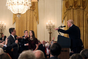 Donald Trump zeigt mit dem Finger auf den CNN-Journalisten Jim Acosta