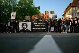 Demonstranten ziehen durch Oldenburg; auf dem Transparent steht: No Justice, No Peace, Disarm the Police