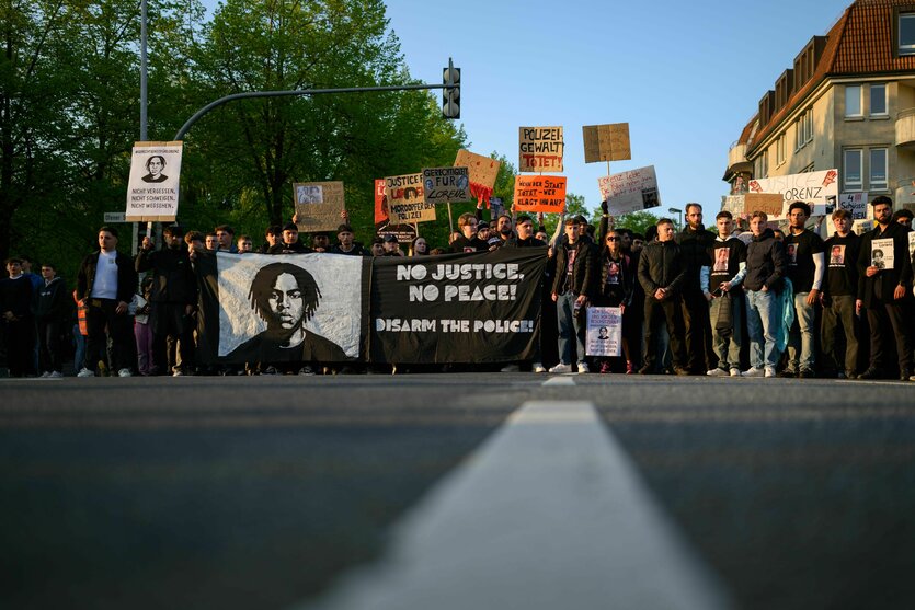 Demonstranten ziehen durch Oldenburg; auf dem Transparent steht: No Justice, No Peace, Disarm the Police