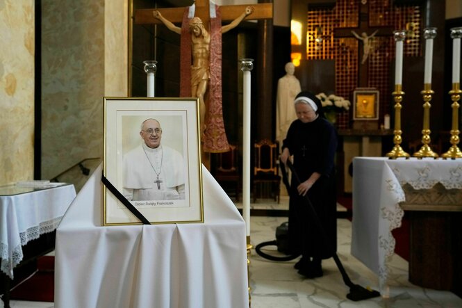 Eine Nonne saugt in der Nähe eines Bildes des verstorbenen Papstes Franziskus in der Kirche St. Stanislaus Kostka in Warschau