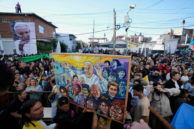 Trauergäste halten ein Gemälde des Verstorbenen außerhalb der Pfarrkirche der Jungfrau von Caacupé in Buenos Aires
