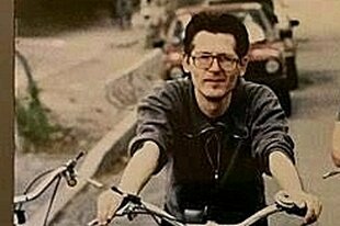 Porträt von Klaus Ronneberger, auf einem Fahrrad sitzend 1990