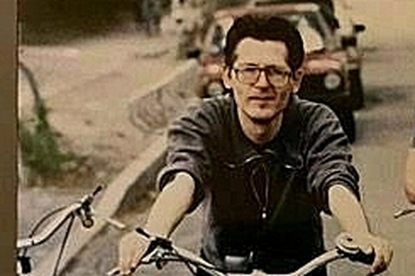 Porträt von Klaus Ronneberger, auf einem Fahrrad sitzend 1990