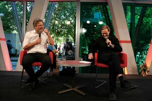 Robert Habeck und Peter Unfried lachen