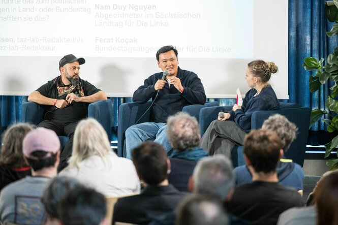 Ferat Koçak, Nam Duy Nguyen, Luke Hoß auf einem Podium